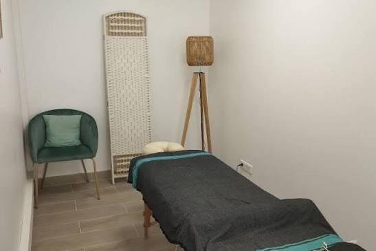 Coin calme avec fauteuil vert.