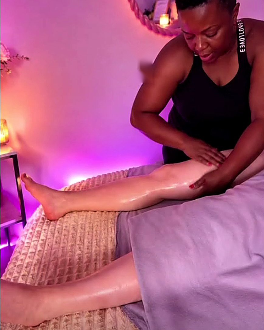 Elina pendant un drainage des jambes.